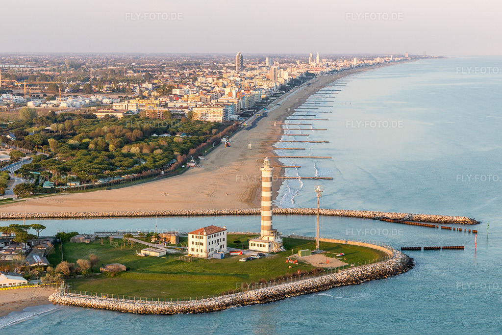 Luftbild: Leuchtturm als historisches Seefahrtszeichen im Küstenbereich der Adria in Lido di Jesolo im Ortsteil Foce Sile in Cavallino-Treporti im Bundesland Venetien in Italien. Foto: IMG_098314.jpg vom 03.04.2017 durch Werner Riehm/FLY-FOTO.de