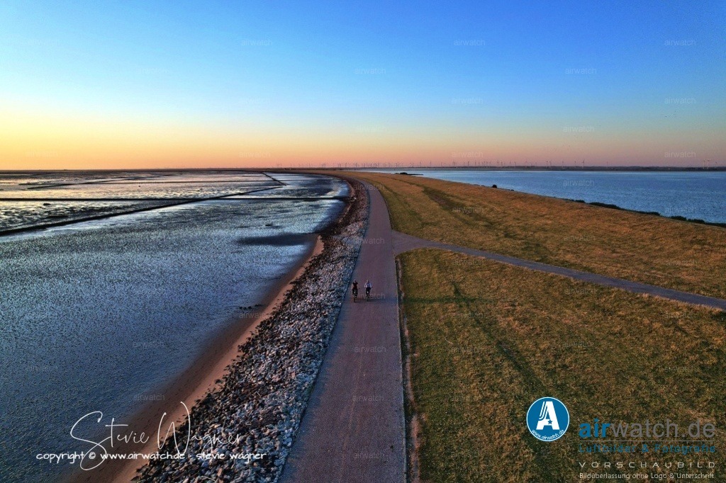 Nordsee, Nordfriesland, Beltringharderkoog, Luettmoorsee, Holmer Siel, Landgewinnung, Küstenschutz | Landgewinnung & Küstenschutz in Nordfriesland - Seitdem hat sich die Landgewinnung auf Nordstrand auf die Verbesserung der Küstenschutzmaßnahmen und die Wiederherstellung von Naturökosystemen konzentriert. Der Beltringharder Koog, ein 1987 eröffnetes Projekt, hat den Damm zu Land erweitert und Nordstrand von der Inselstatus befreit.
