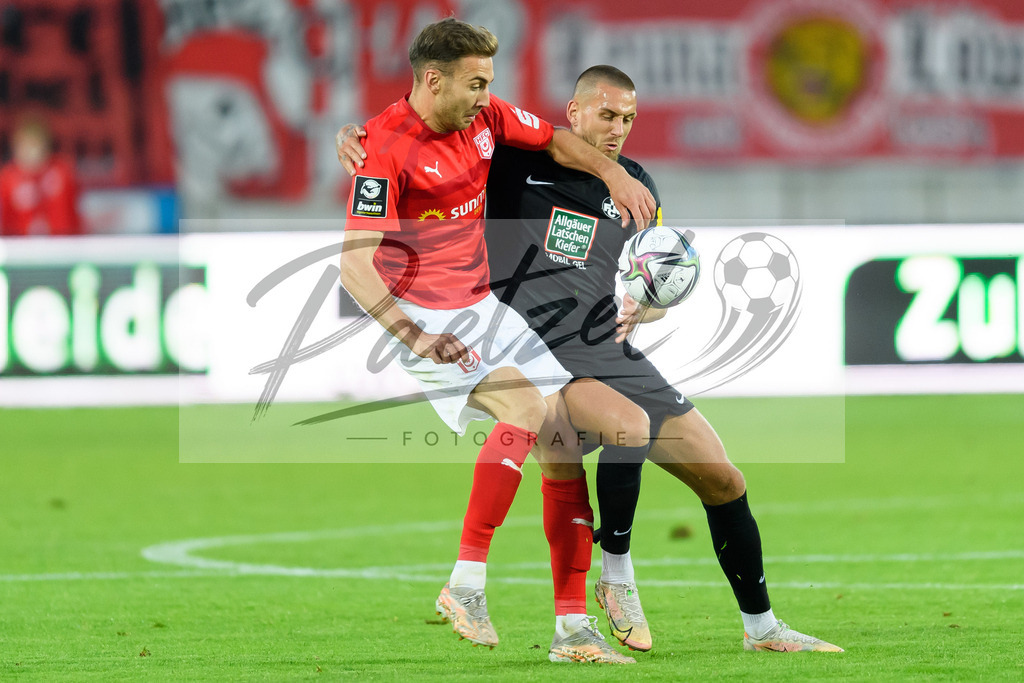 HFCFCK20210824_057 | Fussball, Herren: Michael Eberwein (Hallescher FC) und Rene Klingenburg (1. FC Kaiserslautern) im Zweikampf beim Spiel der 3. Liga zwischen Hallescher FC und 1. FC Kaiserslautern im Leuna-Chemie-Stadion am 24.08.2021 in Halle (Saale), Deutschland. - Realisiert mit Pictrs.com