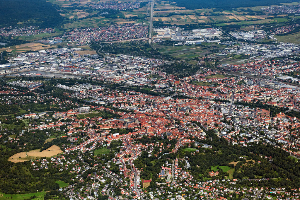 dr__0049232.jpg | BAMBERG 19.07.2024 Altstadtbereich und Innenstadtzentrum in Bamberg im Bundesland Bayern, Deutschland. Weiterführende Informationen bei: Stadtverwaltung Bamberg. // Old Town area and city center in Bamberg in the state Bavaria, Germany. Further information at: Stadtverwaltung Bamberg. Foto: Daniel Reiter