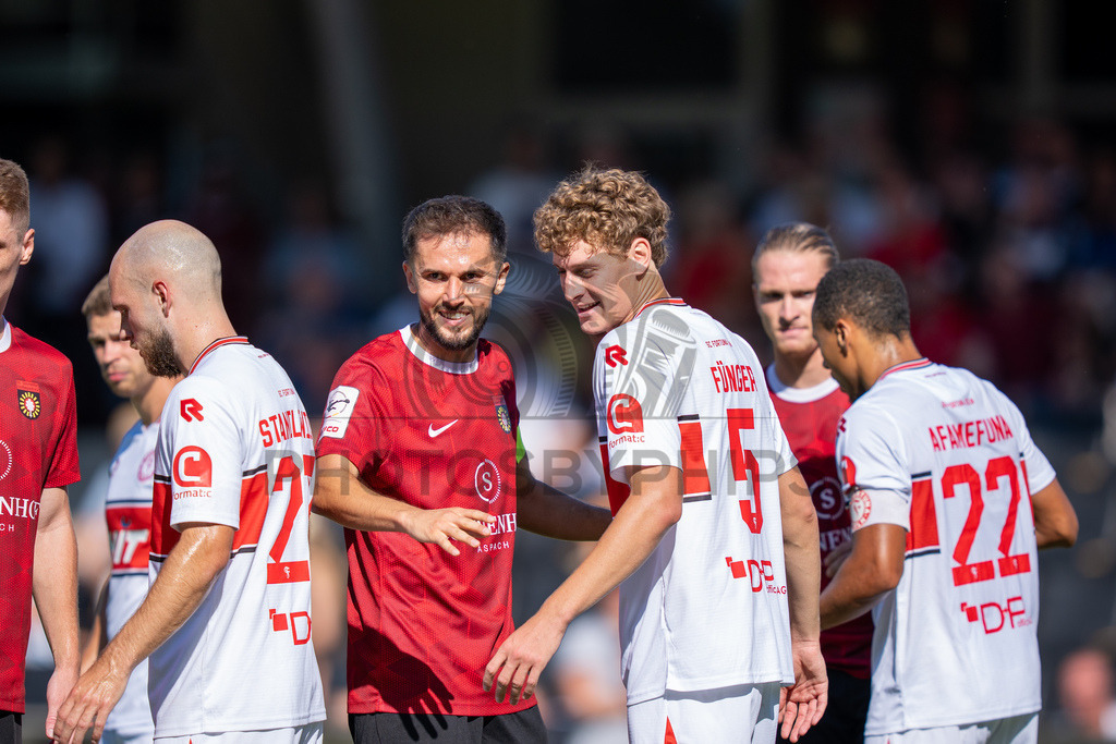 SG Sonnenhof Großaspach vs. Fortuna Köln, Fussball, 3. Liga, 1. Spieltag, 08.08.2026 | Volkan Celiktas (SG Sonnenhof Großaspach, #05) im Gespraech mit Seymour Funger (Fortuna Köln, #05),SG Sonnenhof Großaspach vs. Fortuna Köln, Fussball, 3. Liga, 1. Spieltag, 08.08.2026,DFB regulations prohibit any use of photographs as image sequences and/or quasi-video