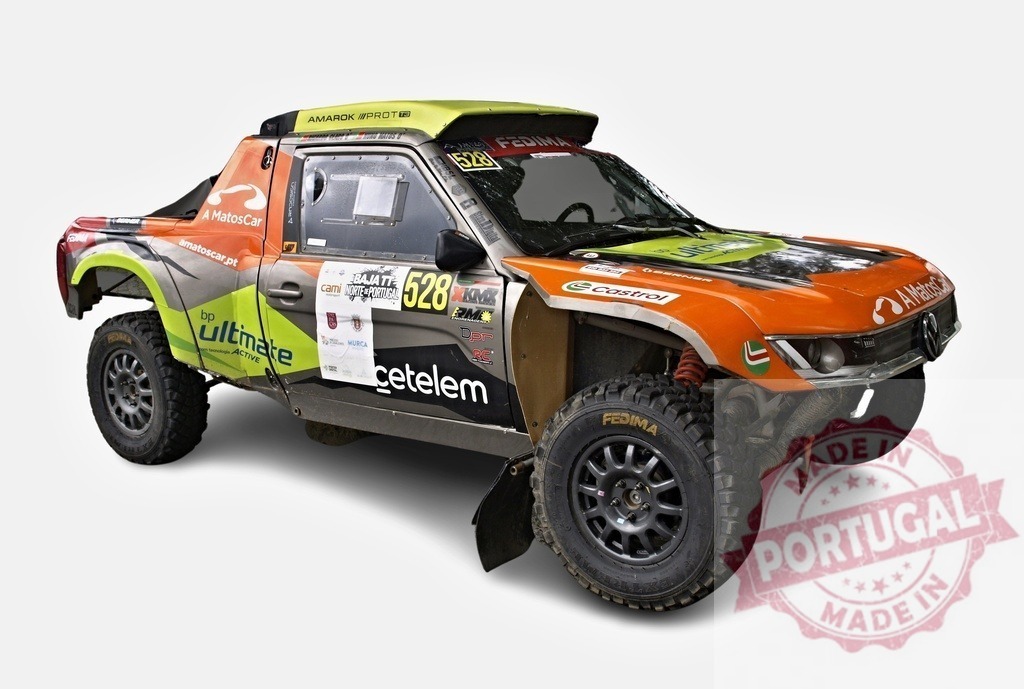 Volkswagen Amarok racing pickup truck waiting for the start of the Baja TT Dehesa Extremadura race | Powerful off-road racing pickup truck waiting at the starting line of a Baja race, ready for the challenge - Realisiert mit Pictrs.com