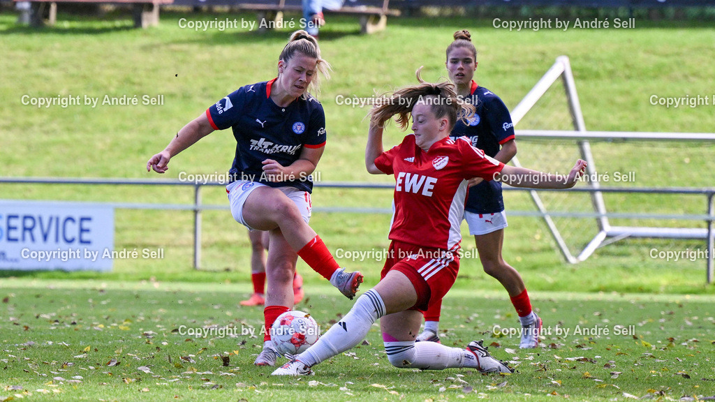 Holstein Kiel vs SpVg Aurich | Sarah Begunk (Holstein #10) &amp; Zoe Tolksdorf (Holstein #14) vs Nele Hartstein (Aurich #16) / Fußball-Regionalliga Nord Frauen 2026/2027 / Holstein Kiel vs SpVg Aurich / Waldwiese / Kiel / 20.09.26 - Realisiert mit Pictrs.com