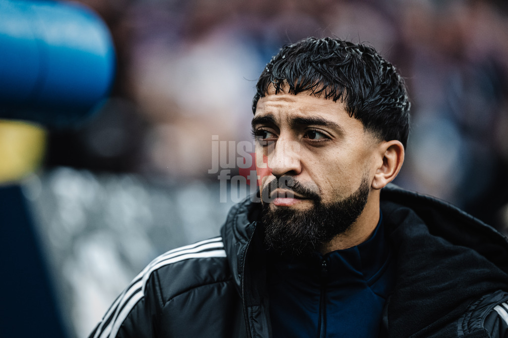 Fußball | Männer | Saison 2025/2026 | 1. Fußball-Bundesliga | 6. Spieltag | Hamburger SV vs. 1. FSV Mainz 05 | 05.10.2025 | Immanuel Pherai (#10, HSV) auf dem Weg zur Bank vor dem Spiel