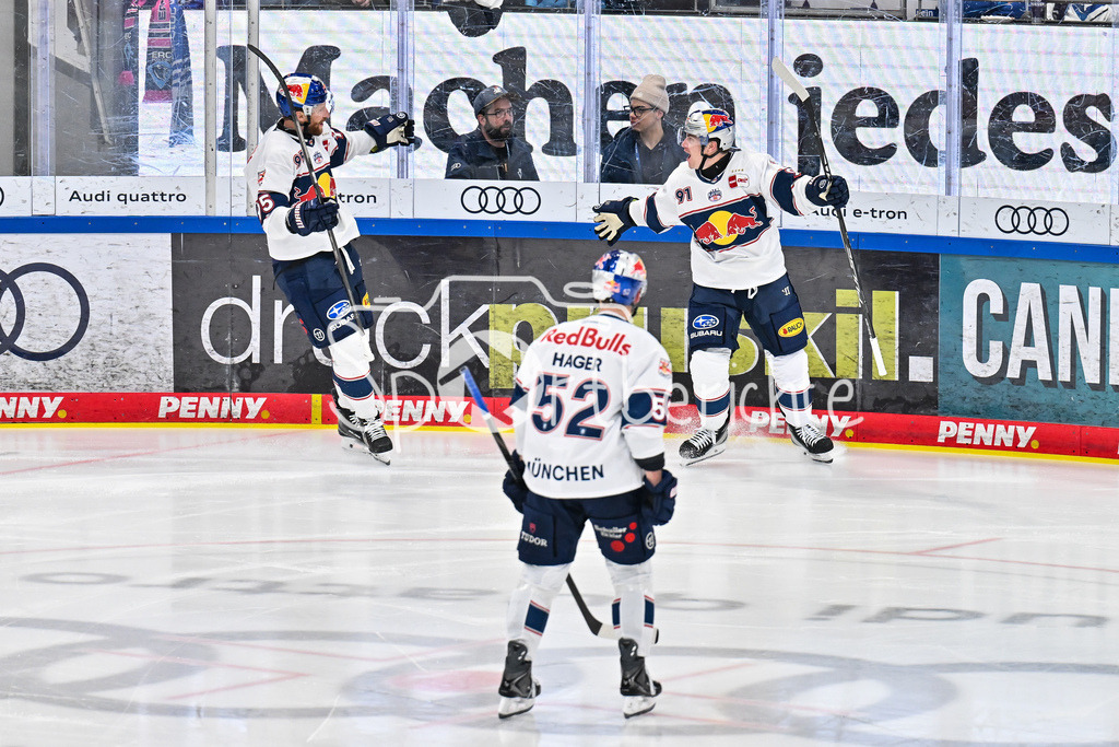 ERC Ingolstadt - EHC RB München | INGOLSTADT, GERMANY - 27. MAERZ: Jubel der Gäste nach dem Treffer zum 0-3 durch Jeremy McKENNA (RB München 91) / Tor / Torschuetze / Freude / Happy während dem Match zwischen dem ERC Ingolstadt und dem EHC RB München bei Spiel 2 des DEL Playoff Viertelfinales in der Saturn Arena