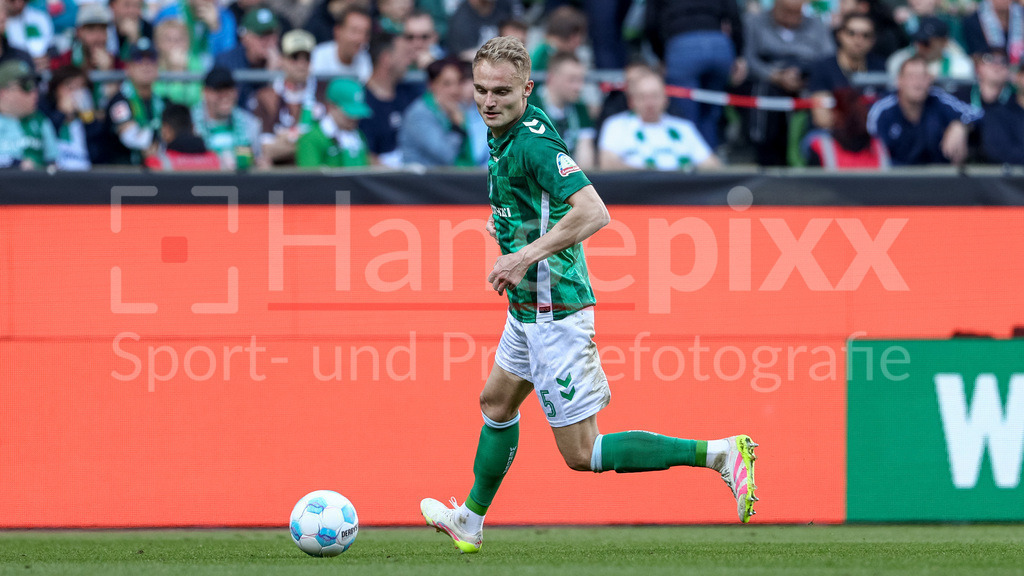 Fussball, Bundesliga, SV Werder Bremen - FC St. Pauli | Amos Pieper (SV Werder Bremen, 5) am Ball, Freisteller, Einzelbild, Ganzkörper, Aktion, Action, Spielszene, DIE DFL-RICHTLINIEN UNTERSAGEN JEGLICHE NUTZUNG VON FOTOS ALS SEQUENZBILDER UND/ODER VIDEOÄHNLICHE FOTOSTRECKEN. DFL REGULATIONS PROHIBIT ANY USE OF PHOTOGRAPHS AS IMAGE SEQUENCES AND/OR QUASI-VIDEO.