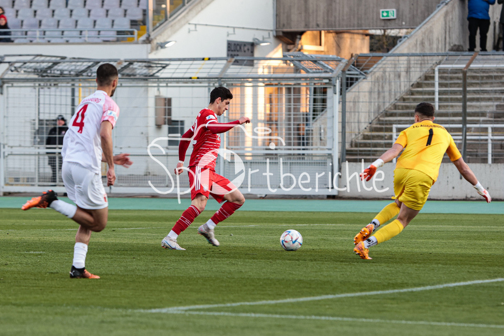 FC Bayern Amateure - FC Augsburg II | Grant Leon RANONS (FCB #22) umkurvt in dieser Szene Marcel LUBIK (FCA #1) und erzielt den Ausgleich zum 1-1