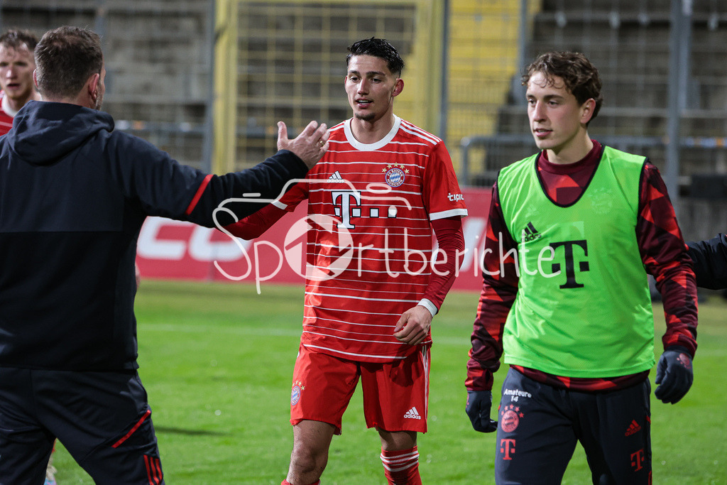 FC Bayern Amateure - 1. FC Schweinfurt | Jubel der Amateure nach dem Siegtreffer in der Nachspielzeit zum 3-2 durch Yusuf Karhan KABADAYI (FCB #7)