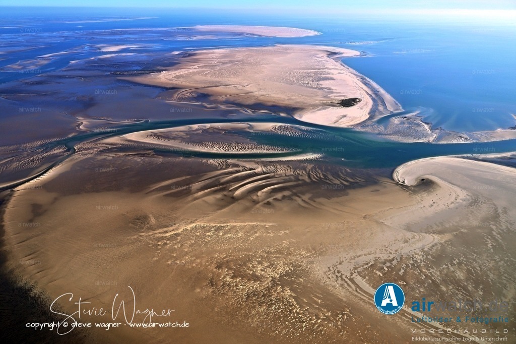Luftbilder Sandbänke Norderoogsand, Japsand, Süderoogsand | Die Dünen erreichten 2012 bereits eine Höhe von vier Metern und eine Fläche von 14 Hektar; bis Oktober 2013 wuchs die Insel auf 18 Hektar an. In der Mitte der neuen Insel hat sich eine Salzwiese von etwa einem Hektar gebildet.