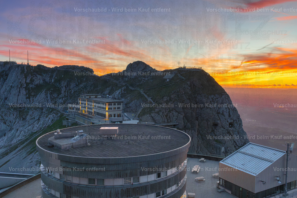Sonnenuntergang auf dem Pilatus | Sonnenuntergang auf dem Pilatus mit warmem Abendlicht, leuchtenden Wolken und Blick über die Zentralschweiz. Eine ruhige Bergserie zwischen Fels, Himmel und letzter Tagesfarbe. - Realisiert mit Pictrs.com