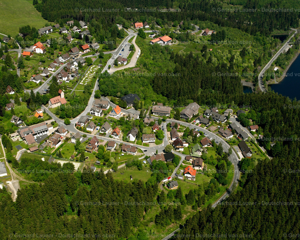 2638595 | SCHULENBERG IM OBERHARZ 09.06.2006 Wald- Gebiete und Forstflächen umsäumen das Siedlungsgebiet des Dorfes in Schulenberg im Oberharz im Bundesland Niedersachsen, Deutschland // Village - view on the edge of forested areas in Schulenberg im Oberharz in the state Lower Saxony, Germany Foto: Gerhard Launer