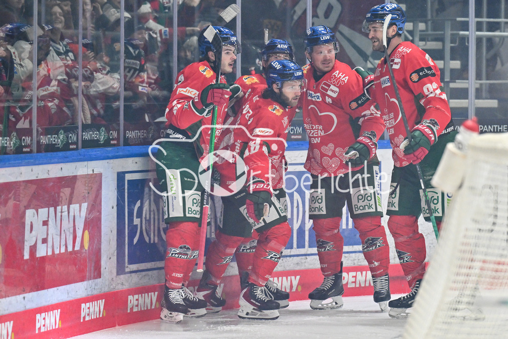 Augsburger Panther - ERC Ingolstadt | AUGSBURG, GERMANY - 12. DECEMBER: Jubel der Panther nach dem Treffer zum 1-0 durch D. J. BUSDEKER (Augsburger Panther 14) / Tor / Torschuetze / Freude / Happy während dem Match zwischen den Augsburger Panthern und dem ERC Ingolstadt am 27. Spieltag der Penny DEL im Curt Frenzel Stadion