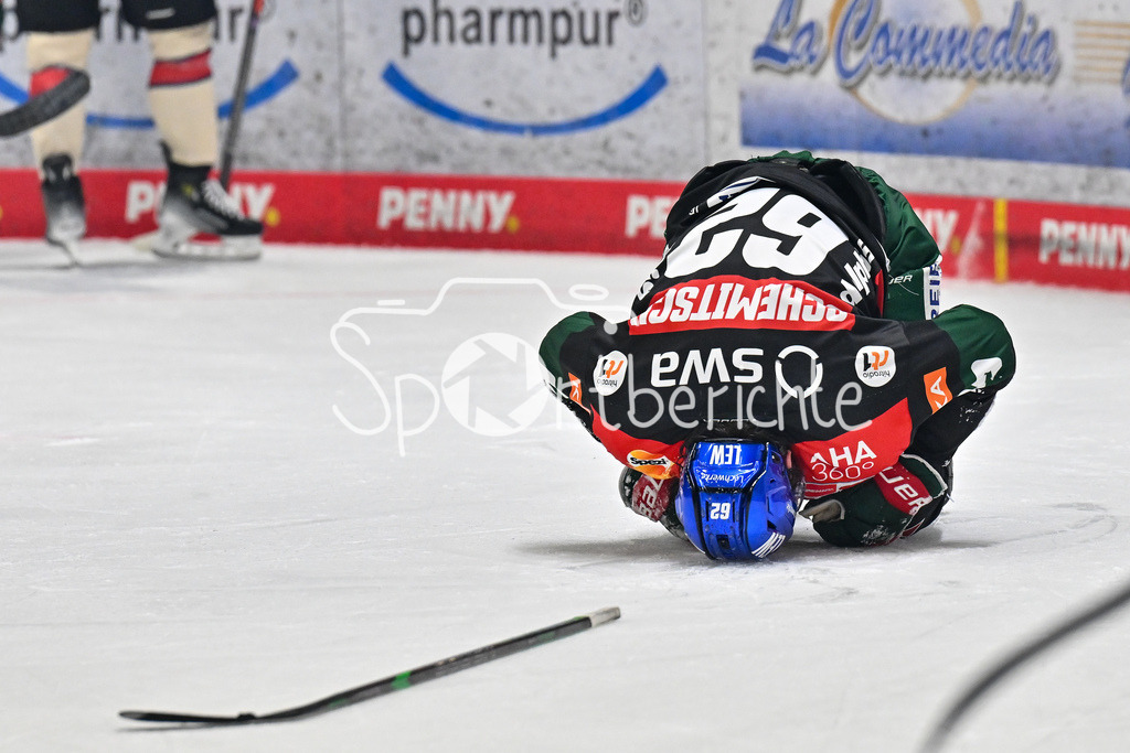 Augsburger Panther - Nürnberg Ice Tigers | der verletzt Thomas SCHEMITCH (Augsburger Panther #62) liegt nach einem Foul auf dem Eis / DEL: Augsburger Panther - Nuernberg Ice Tigers, Curt Frenzel Stadion am 03.01.2025