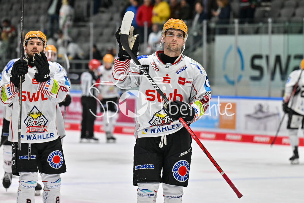 Augsburger Panther - Fischtown Pinguins | Die Spieler aus Bremerhaven bedanken sich bei den mitgereisten Fans / DEL: Augsburger Panther - Fischtown Pinguins, Curt Frenzel Stadion am 08.01.2025 / Vladimir EMINGER (Fischtown Pinguins 22)
