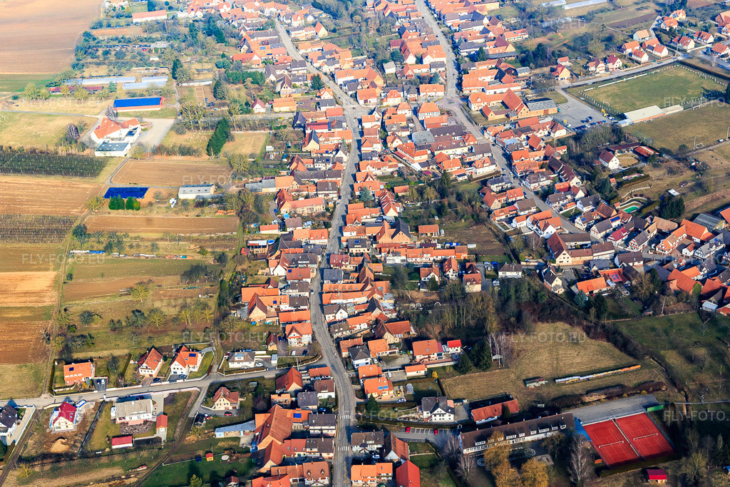 Vue aérienne: Rue des Forgerons depuis le sud à Seebach dans le département Bas Rhin, France – .Photo: IMG_096910.jpg prise le 19/02/2017 par Werner Riehm/FLY-FOTO.eu – Résolution de l'original: 5137 x 3425 px