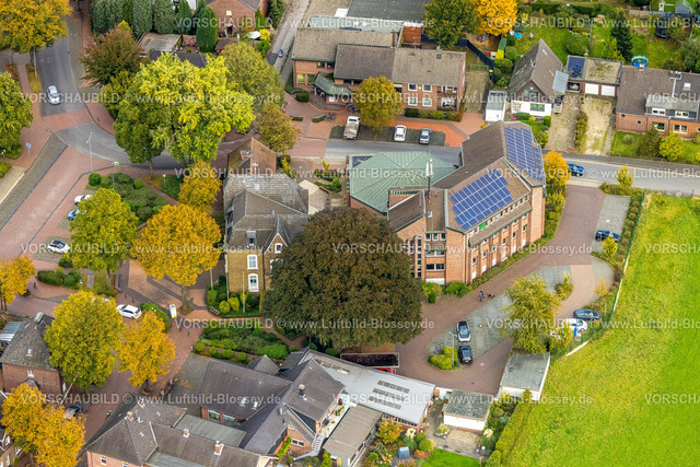 Huenxe241009670 | Luftbild, Rathaus Gemeinde Hünxe Stadtverwaltung mit Solardach, Hünxe, Niederrhein, Nordrhein-Westfalen, Deutschland