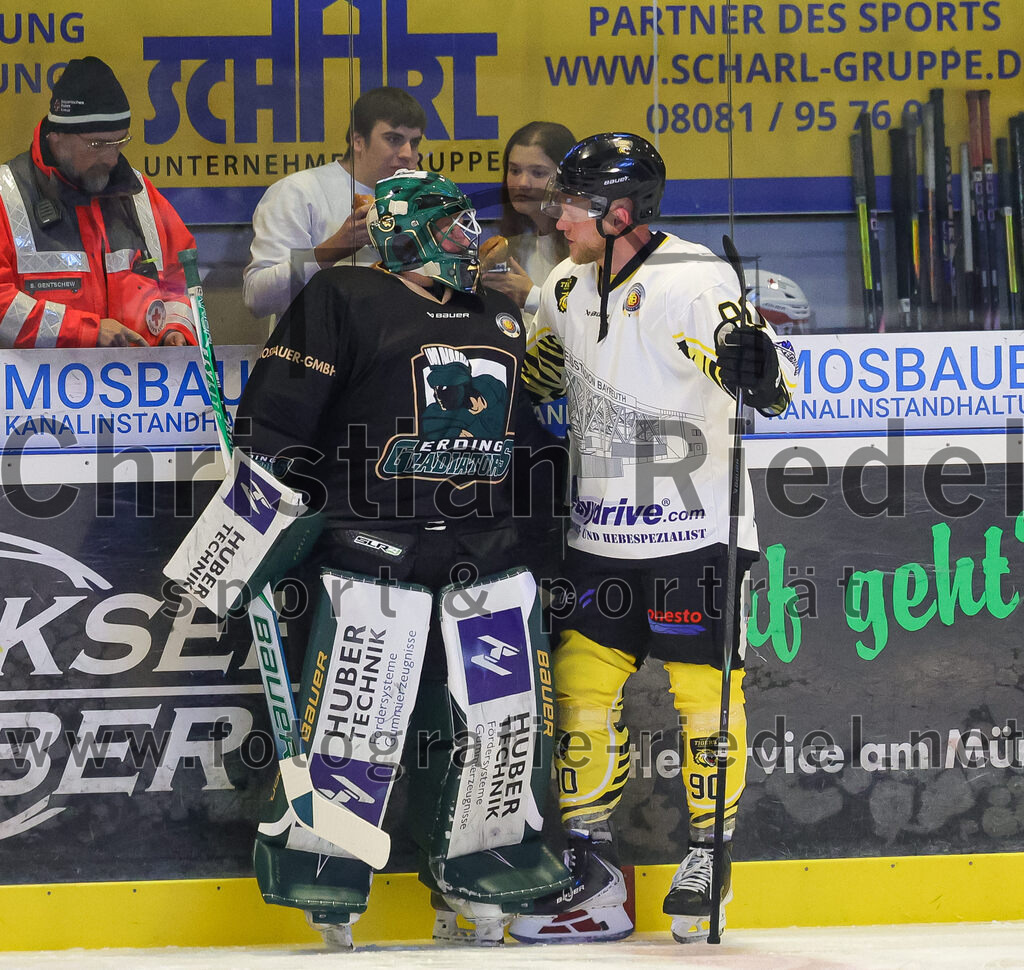 2025-10-10_016_TSV_Erding_gegen_onesto_Tigers_Bayreuth | Erding, Deutschland, 10.10.2025:Eishockey, Oberliga Süd 2025 / 2026, 7. Spieltag, TSV Erding gegen onesto Tigers Bayreuth, Endergebnis: 2:5Torwart David Zabolotny (Erding Gladiators, #72), Jan Hammerbauer (onesto Tigers Bayreuth, #90)Foto: Christian Riedel / fotografie-riedel.net