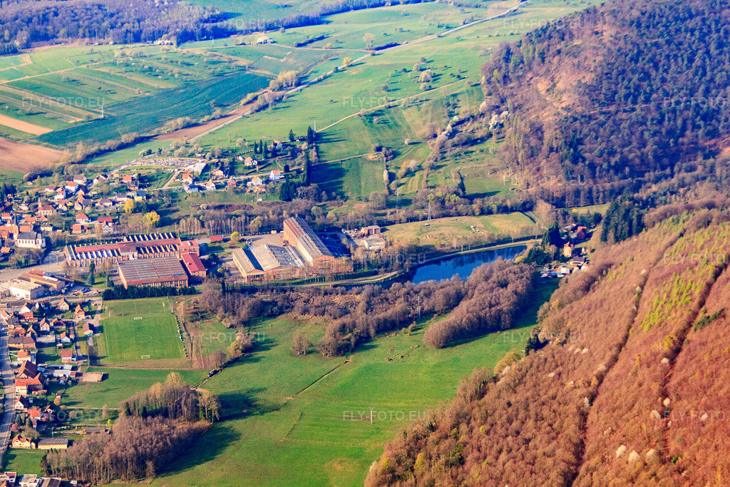 Vue aérienne: De Dietrich von Nordosten à Zinswiller dans le département Bas Rhin, France – .Photo: IMG_63727.jpg prise le 30/03/2014 par Werner Riehm/FLY-FOTO.eu – Résolution de l'original: 4752 x 3168 px