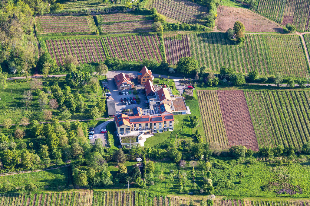 Luftbild: Wohlfühlhotel Alte Rebschule und Gasthaus Sesel in Rhodt unter Rietburg im Bundesland Rheinland-Pfalz in Deutschland. Foto: IMG_131261.jpg vom 07.05.2022 durch Werner Riehm/FLY-FOTO.deHotel Alte Rebschule - der perfekte Urlaubsort