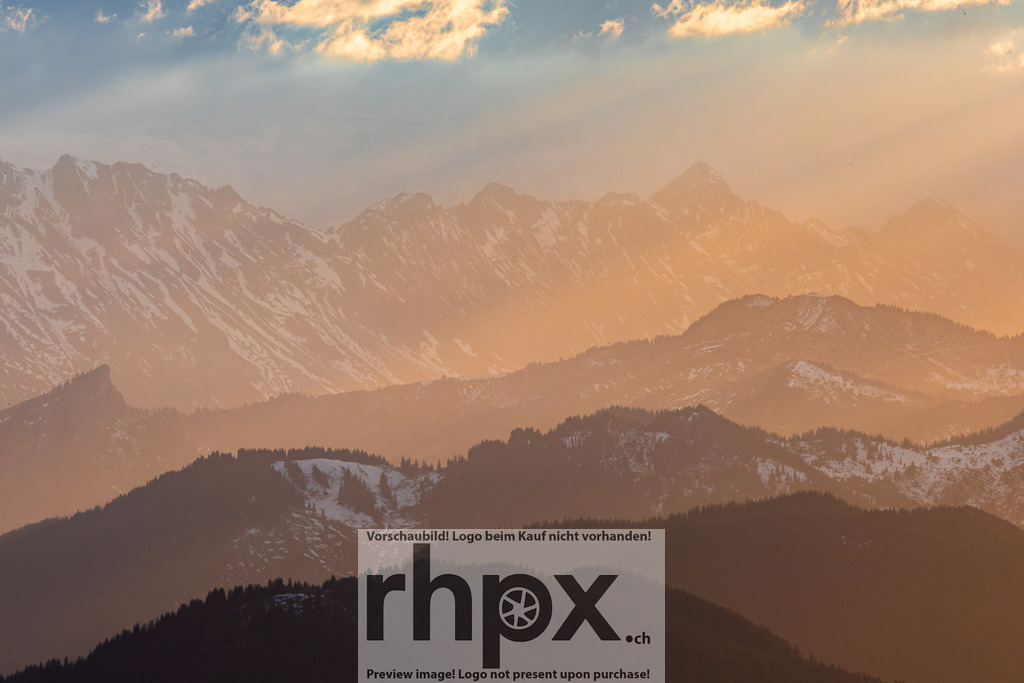 Goldene Bergsilhouetten | Licht. Tiefe. Geborgenheit.
Sanfte Goldtöne umspielen die majestätischen Silhouetten der Bergketten und schaffen eine Atmosphäre voller Ruhe. Dieses Motiv fängt die schier endlose Weite der Alpen in einem flüchtigen, magischen Moment ein.
Wähle unter "Produktauswahl" dein Wunschformat: Vom klassischen Wandbild über Puzzle &amp; Tassen bis zum digitalen Download (z.B. als Handy-Hintergrund).
 - Realisiert mit Pictrs.com