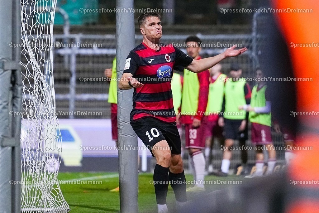 xYDR31102501047 | 31.10.2025, xydrx, Fußball, 3.Liga, FC Viktoria Köln - FC Ingolstadt 04, Saison 2025 2026, Sportpark Höhenberg: Torjubel nach dem Tor zum 1:1 für den FC Viktoria Köln durch Torschütze David Otto (FC Viktoria Köln #10)  DFB regulations prohibit any use of photographs as image sequences and or quasi-video.