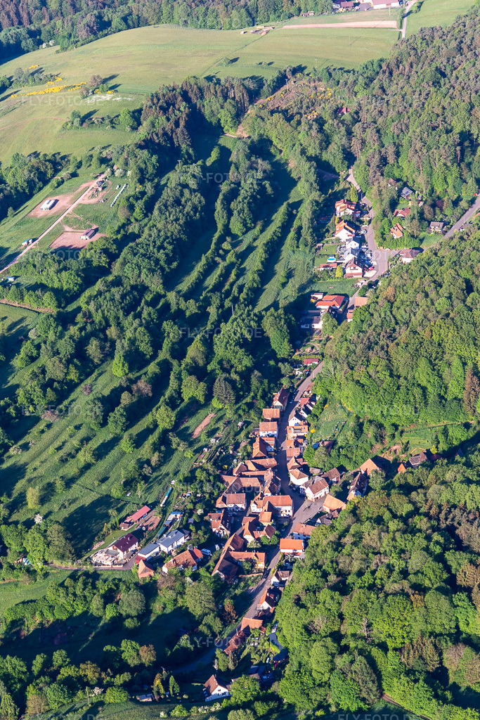 Luftbild:  in Oberschlettenbach im Bundesland Rheinland-Pfalz in Deutschland. Foto: IMG_131418.jpg vom 14.05.2022 durch Werner Riehm/FLY-FOTO.deWWW.OBERSCHLETTENBACH.DE