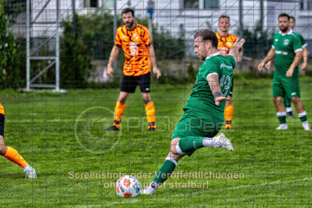 20250824_152804_0471-Bearbeitet | #,KSG Eislingen (grün) vs. SGM Jebenhausen-Bezgenriet (orange), Fussball, Kreisliga A3 - Bezirk Neckar/Fils, 01. Spieltag, Saison 2025/2026, Rasensportplatz, Albstraße 69, 73054 Eislingen, 24.08.2025 - 15:00 Uhr,Foto: PhotoPeet-Sportfotografie/Peter Harich
