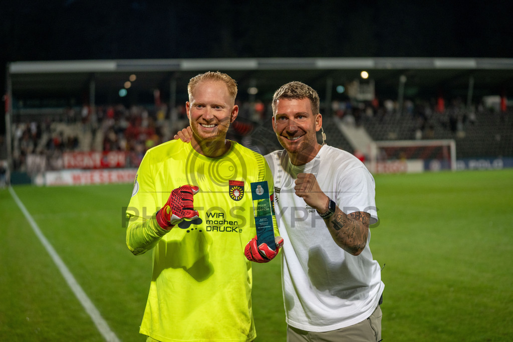SG Sonnenhof Großaspach vs. Arminia Bielefeld, Fussball, DFB-Pokal, 1. Runde, 22.08.2026 | Maximilian Reule (SG Sonnenhof Großaspach, #01) mit Pascal Reinhardt (Trainer SG Sonnenhof Großaspach),SG Sonnenhof Großaspach vs. Arminia Bielefeld, Fussball, DFB-Pokal, 1. Runde, 22.08.2026,DFB regulations prohibit any use of photographs as image sequences and/or quasi-video