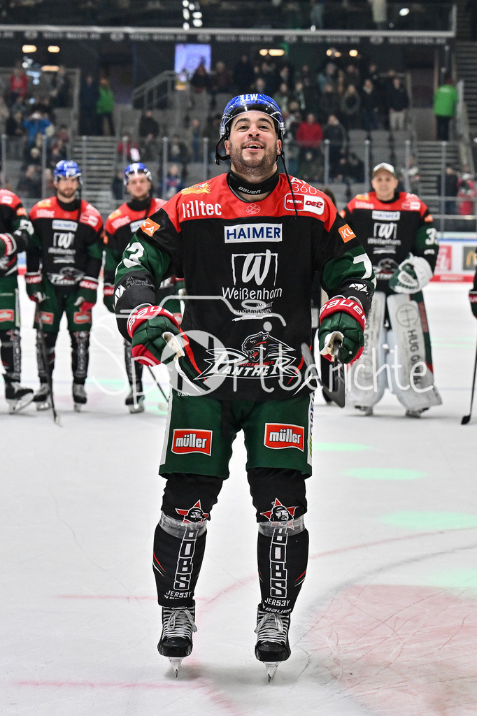 Augsburger Panther - Nürnberg Ice Tigers | Die Spieler der Panther feiern zusammen mit ihren Fans den Heimsieg gegen Nuernberg / DEL: Augsburger Panther - Nuernberg Ice Tigers, Curt Frenzel Stadion am 03.01.2025 / Nicholas BAPTISTE (Augsburger Panther 73)