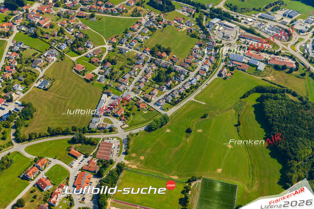 Luftaufnahme von  Hutthurm - Die Luftaufnahme wurde 2025 vom UL-Flugzeug heraus erstellt ( keine Drohne ) - Hochauflösende Luftaufnahme - für professionelle Ausdrucke geeignet. Die Geschenkidee !Mit Lizenz und Bildrechte bestellbar