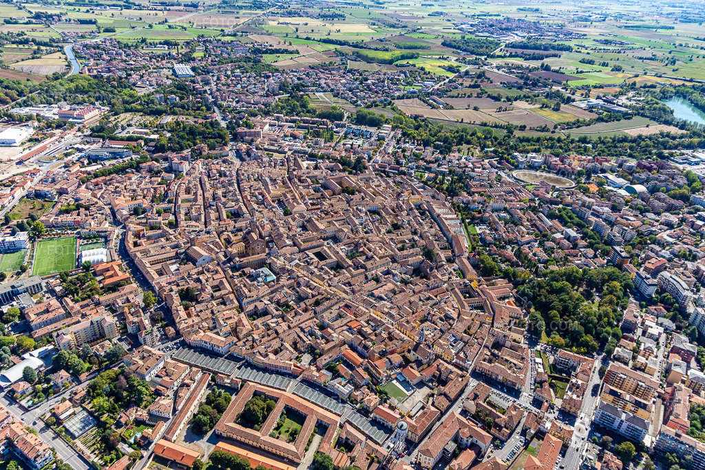 Aerial view: View of the town in Crema in the state Cremona, Italy. – Photo: IMG_134421.jpg taken on 09/18/2022 by Werner Riehm/FLY-FOTO.com – Resolution of the original: 5472 x 3648 px