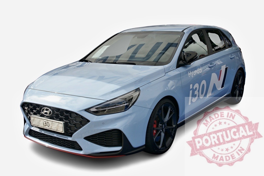 Hyundai i30 N showing its elegant light blue and sporty design | Modern light blue Hyundai i30 N parked and showing its sporty design - Realisiert mit Pictrs.com