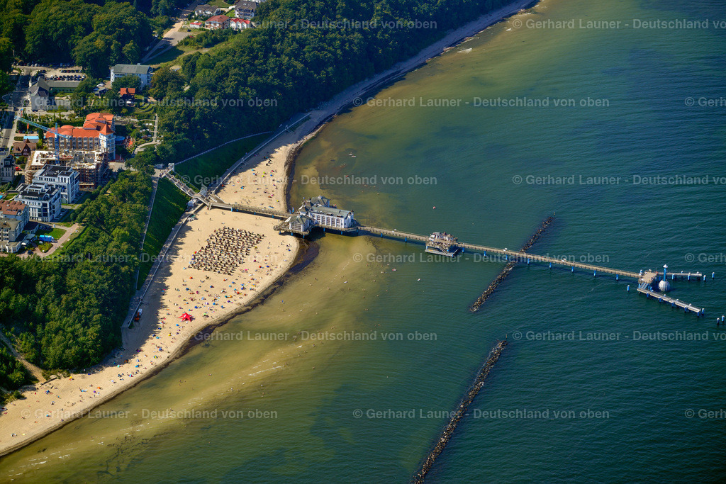 3637782 | SELLIN 25.08.2016 Konstruktion der Seebrücke über der Wasseroberfläche in Sellin an der Ostseeküste im Bundesland Mecklenburg-Vorpommern, Deutschland. Weiterführende Informationen bei: Seebrücke Sellin. // Construction of the pier above the water surface in Sellin on the Baltic Sea coast in the state of Mecklenburg-West Pomerania, Germany. Further information at: Seebruecke Sellin. Foto: Gerhard Launer