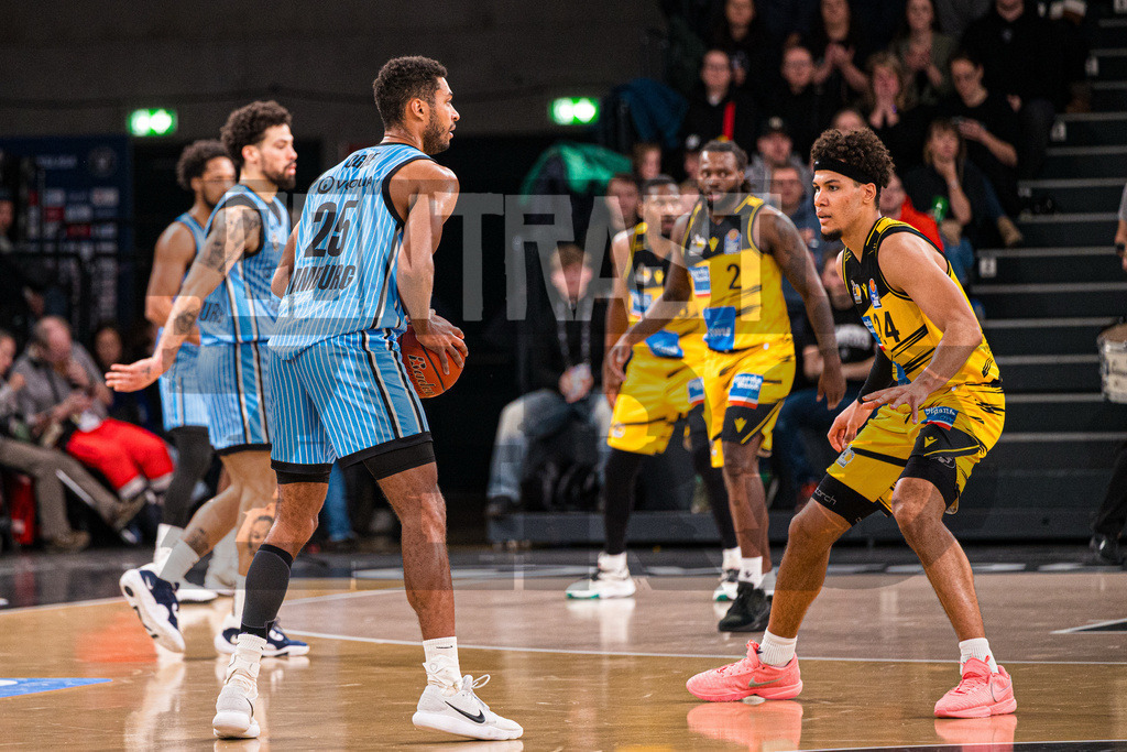 Basketball I Herren I Bundesliga I Saison 2025/2026 I 8. Spieltag I Veolia Towers Hamburg - MHP Riesen Ludwigsburg | Kenneth Ogbe (25, Veolia Towers Hamburg) gegen Brandon Tischler (24, MHP Riesen Ludwigsburg) - Realisiert mit Pictrs.com