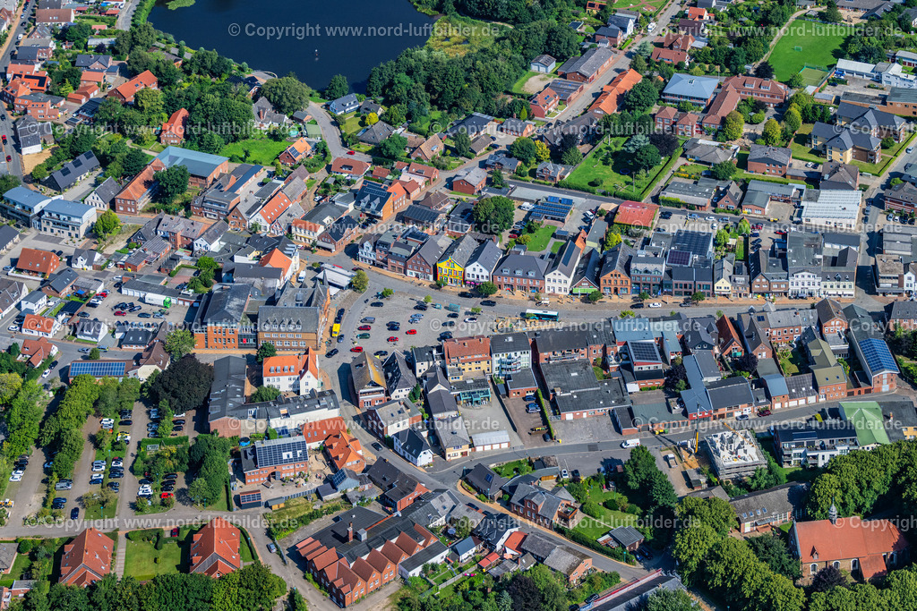 Bredstedt_Marktplatz_ELS_3253130825 | BREDSTEDT 13.08.2025 Marktplatz der Innenstadt in Bredstedt im Bundesland Schleswig-Holstein, Deutschland. // Market downtown in Bredstedt in the state Schleswig-Holstein, Germany. Foto: Martin Elsen