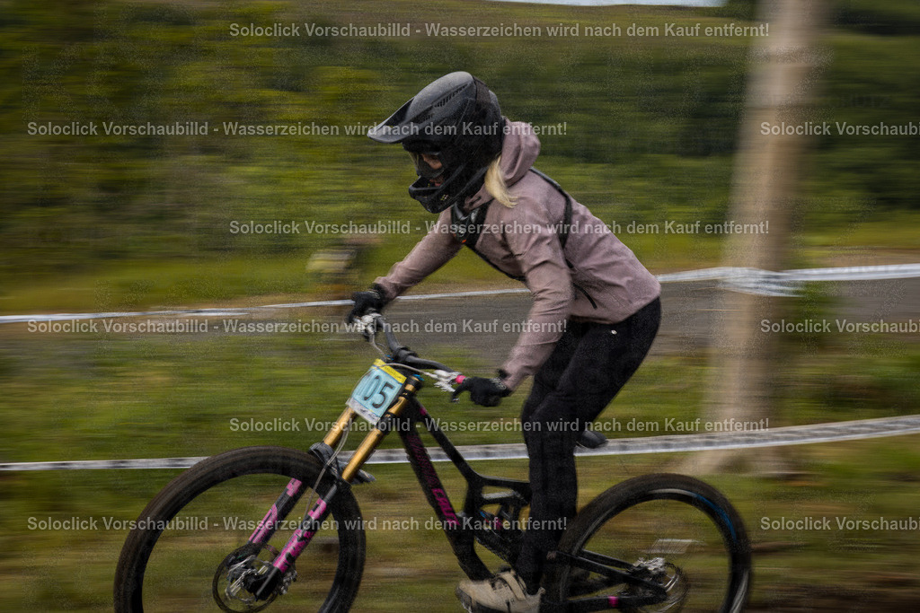 Downhill-Action im Bikepark Winterberg | Das Foto zeigt eine Mountainbikerin, die während des iXS Downhill Cups 2025 im Bikepark Winterberg - Realisiert mit Pictrs.com