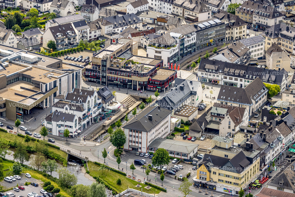 Meschede220600925 | Luftbild, Winziger Platz mit Fluss Henne und Henne-Boulevard, Sparkasse Meschede und Finanzamt, Meschede-Stadt, Meschede, Sauerland, Nordrhein-Westfalen, Deutschland