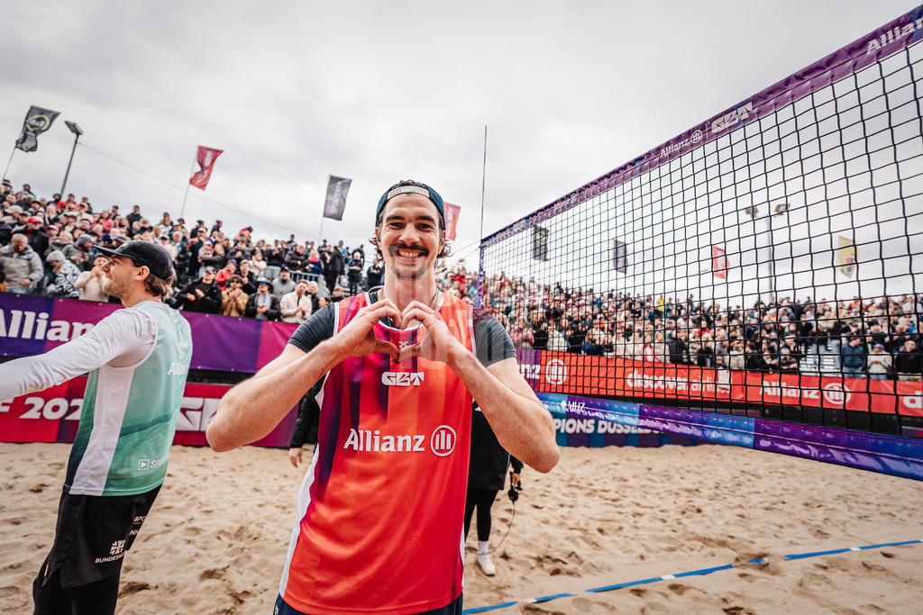 Beachvolleyball | Männer | Allianz German Beach Tour 2026 | Tourstop Düsseldorf | 17.05.2026 | Jannik Kühlborn bedankt sich beim Publikum