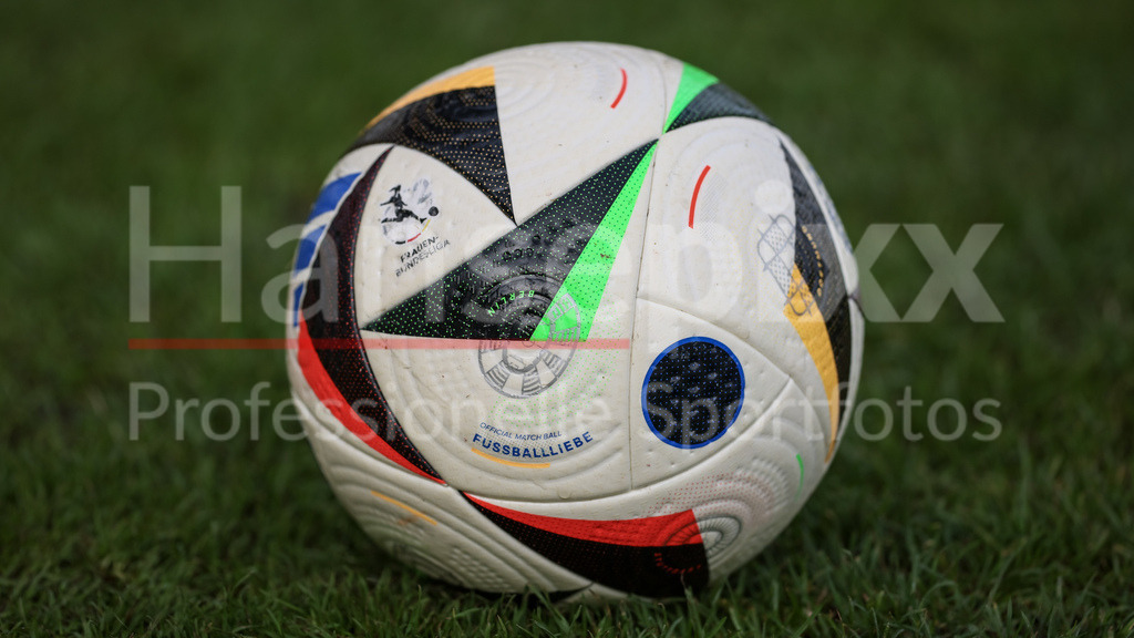 Fussball, 2. Frauen-Bundesliga, SV Meppen - FSV Gütersloh 2009 | v.li.: Der Spielball liegt auf dem Spielfeld, Rasen, Gras, Boden, 2. Frauen-Bundesliga, adidas, Fussballliebe, Fußballliebe, Pro, Precisionshell, Speedshell, Symbolfoto, Symbol, Symbolbild Fussball, Fußball, Ball, Offizieller Ball, Offizieller Spielball, Offical Match Ball, Offical Matchball, DIE DFB-RICHTLINIEN UNTERSAGEN JEGLICHE NUTZUNG VON FOTOS ALS SEQUENZBILDER UND/ODER VIDEOÄHNLICHE FOTOSTRECKEN. DFB REGULATIONS PROHIBIT ANY USE OF PHOTOGRAPHS AS IMAGE SEQUENCES AND/OR QUASI-VIDEO.