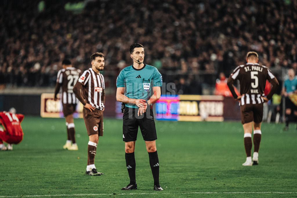 Fußball | Männer | Saison 2025/2026  | Fußball-Bundesliga | 27. Spieltag | FC St. Pauli vs. SC Freiburg | 22.04.2026 | Schiedsrichter Florian Badstübner nach dem Abpfiff