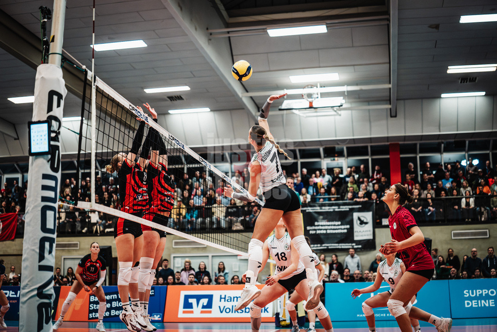 Volleyball | Frauen | Saison 2025/2026 | Volleyball Bundesliga | ETV Hamburger Volksbank Volleys vs. USC Münster | 22.01.2026 | Elena Kömmling (#7, USC Münster) beim Angriff