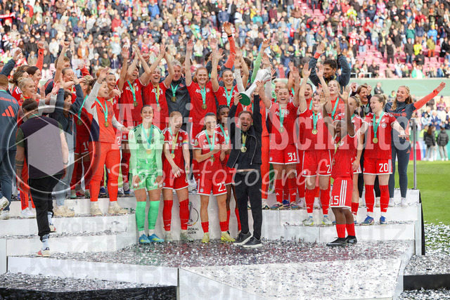 14.05.2026, GER, Fussball, Frauen, DFB-Pokal, Finale, Saison 2025/2026, VfL Wolfsburg - FC Bayern München | Trainer Jose Barcala (Bayern) hebt den DFB Pokal in die höhe