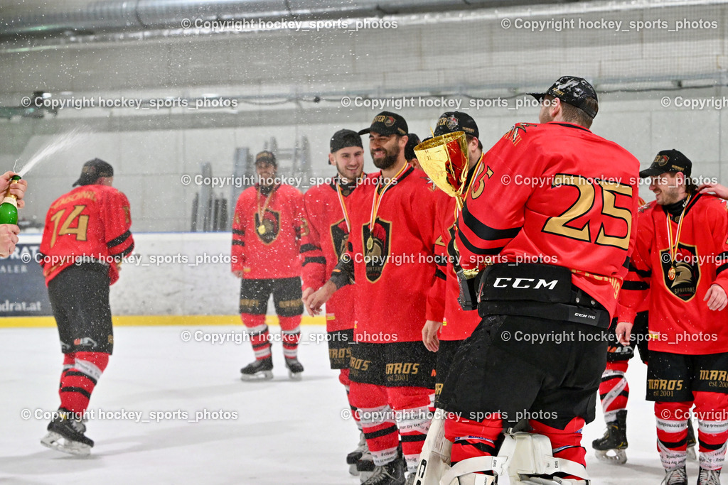Lendhafen Seelöwen vs. Spartans Althofen | #70 Schumnig Martin Spartans Althofen, #25 Mayrobnig Marco Spartans Althofen, Sekt Dusche, Meisterfeier Spartans Althofen Mannschaft, Lendhafen Seelöwen vs. Spartans Althofen, Lendhafen Seelöwen vs. Spartans Althofen am 14.02.2025 in Ferlach (HTC Eishalle Ferlach), Austria, (Photo by Bernd Stefan)