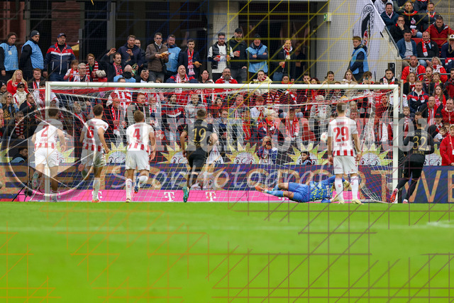 1. FC Köln vs FC Augsburg - 1. Bundesliga  | Köln, Deutschland, 18.10.25:   Fabian Rieder (FC Augsburg) erzielt das Tor zum 0:1 waehrend des Spiels der 1. Bundesliga zwischen  1. FC Köln vs FC Augsburg im RheinEnergieStadion(Foto von Brauer-Fotoagentur / Adrian Schlueter)