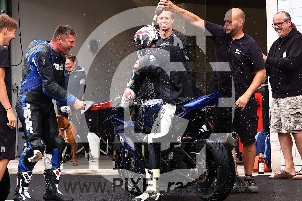 social-20250830_08358 | Schöne Erinnerungen an spannende Momente - das festzuhalten ist unser Job. PIXELrace.de ist seit 2003 auf den Rennstrecken Europas unterwegs um die Action draußen beim Fahren und die wunderbare Stimmung imm Fahrerlager für euch einzufangen.