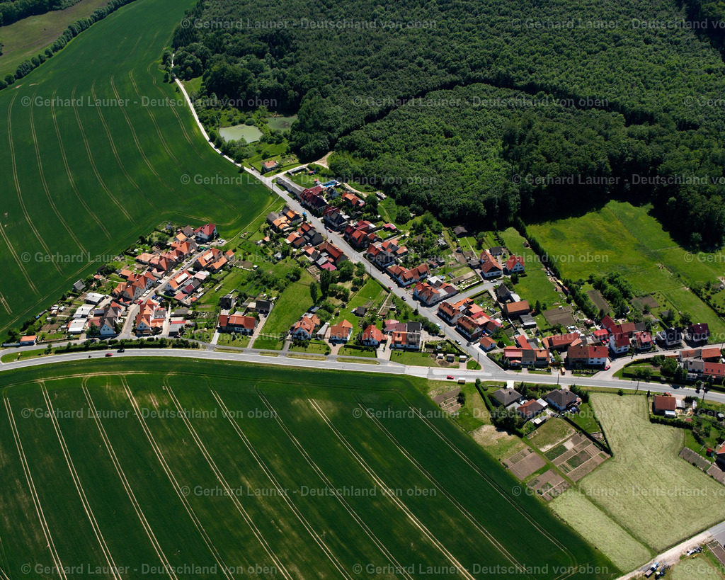 2634327 | HOLUNGEN 09.06.2006 Landwirtschaftliche Nutzflächen und Feldgrenzen  umsäumen das Siedlungsgebiet des Dorfes in Holungen im Bundesland Thüringen, Deutschland // Agricultural land and field boundaries surround the settlement area of the village  in Holungen in the state Thuringia, Germany Foto: Gerhard Launer