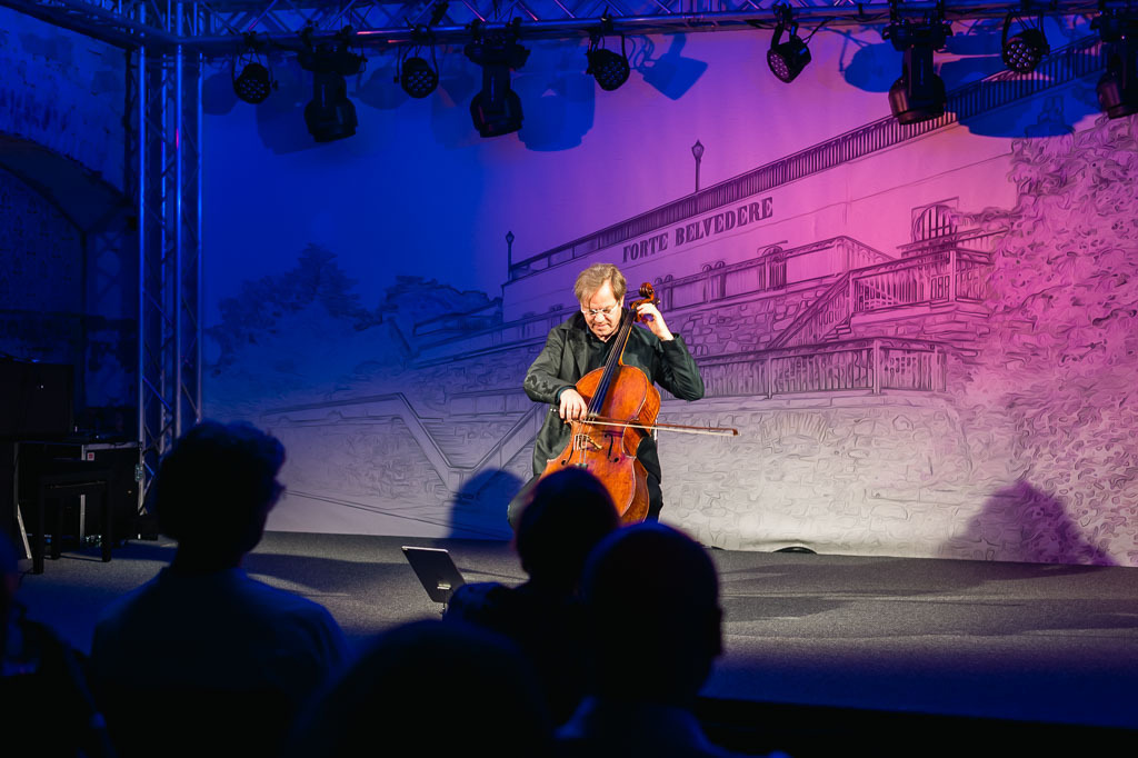 Jan Vogler | Jan Vogler spielt Bach im Forte Belvedere Leisnig zum Festival Hallo Leisnig 2022. - Realisiert mit Pictrs.com