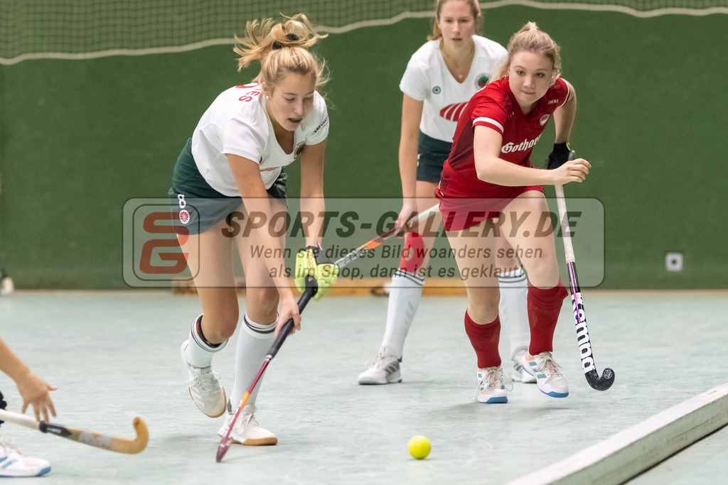 SFE_20221218_0117 | 1. Bundesliga Hockey Damen Rot-Weiss Köln - Crefelder HTCa am 18.12.2022 in Köln (KTHC Stadion Rot-Weiss Köln Tennis and Hockey Club), Photo: Stephan Fehrmann 2022 (Sports-Gallery),Mara Küskes ( Crefelder HTC #8 ),Camille Nobis ( Rot-Weiss Köln #17 )