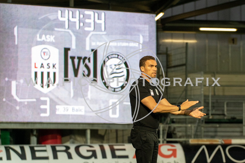 Linzer ASK vs SK Sturm Graz | PASCHING, AUSTRIA, ,17.JUN.20 - SOCCER - tipico Bundesliga, championship group, Linzer ASK vs SK Sturm Graz. Image shows head coach Valerien Ismael (LASK).
Photo: SMP/Andreas Willdoner