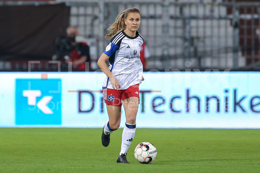 Fussball, DFB-Pokal Frauen, FC St. Pauli - Hamburger SV | v.li.: Jana Braun (Hamburger SV, 15) Freisteller, Einzelbild, Ganzkörper, Aktion, Action, Spielszene, DIE DFB-RICHTLINIEN UNTERSAGEN JEGLICHE NUTZUNG VON FOTOS ALS SEQUENZBILDER UND/ODER VIDEOÄHNLICHE FOTOSTRECKEN. DFB REGULATIONS PROHIBIT ANY USE OF PHOTOGRAPHS AS IMAGE SEQUENCES AND/OR QUASI-VIDEO.